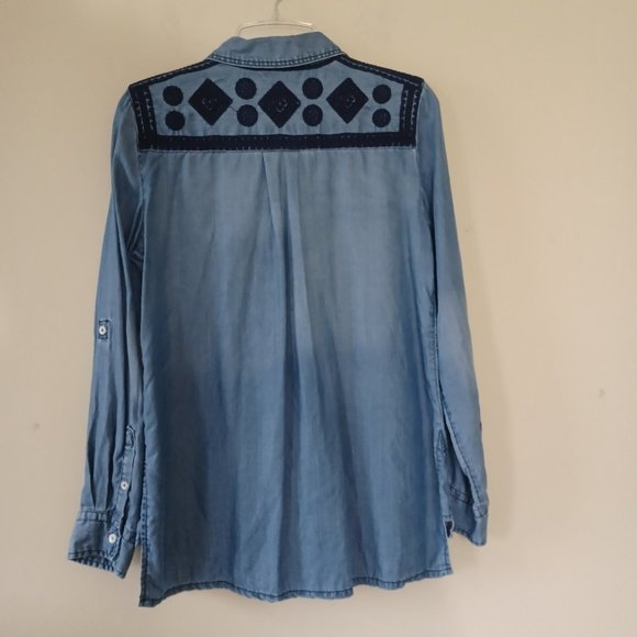 Holding Horses Women's Medium Chambray Blue Embroidered Button Up Shirt Western - Picture 2 of 5